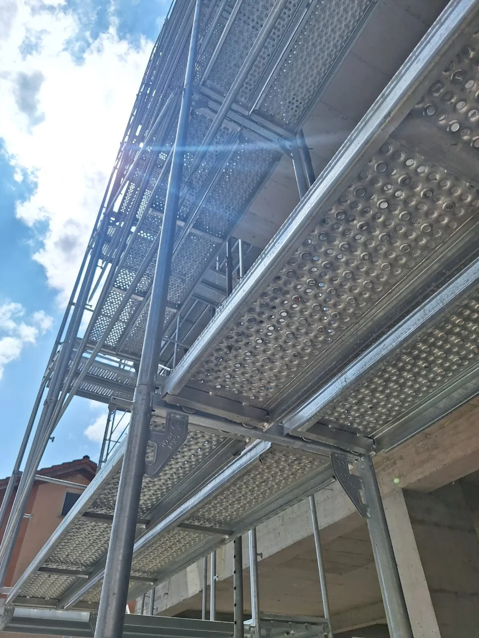 Detalj vruće pocinčane čelične platforme fasadne skele